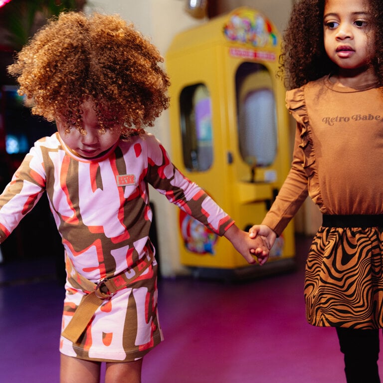 Jurk Aafje (brown almond letter)