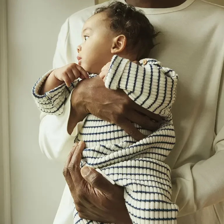 Gebreid truitje Ostripe (insignia blue/cloud dancer)