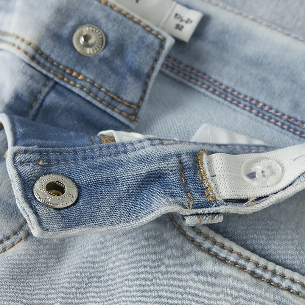 Korte jeans SLIM FIT Salli (light blue bleached denim)