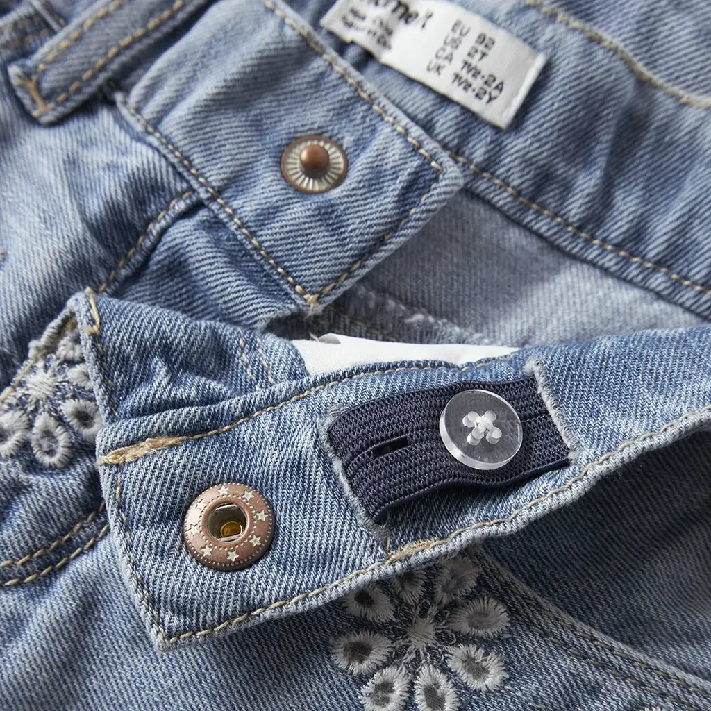 Kort spijkerbroekje MOM FIT anglaise Rose (light blue denim)