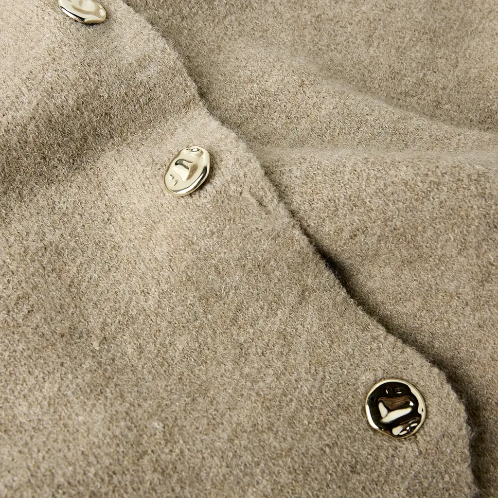 Zacht gebreid vest Berta (mocha meringue)