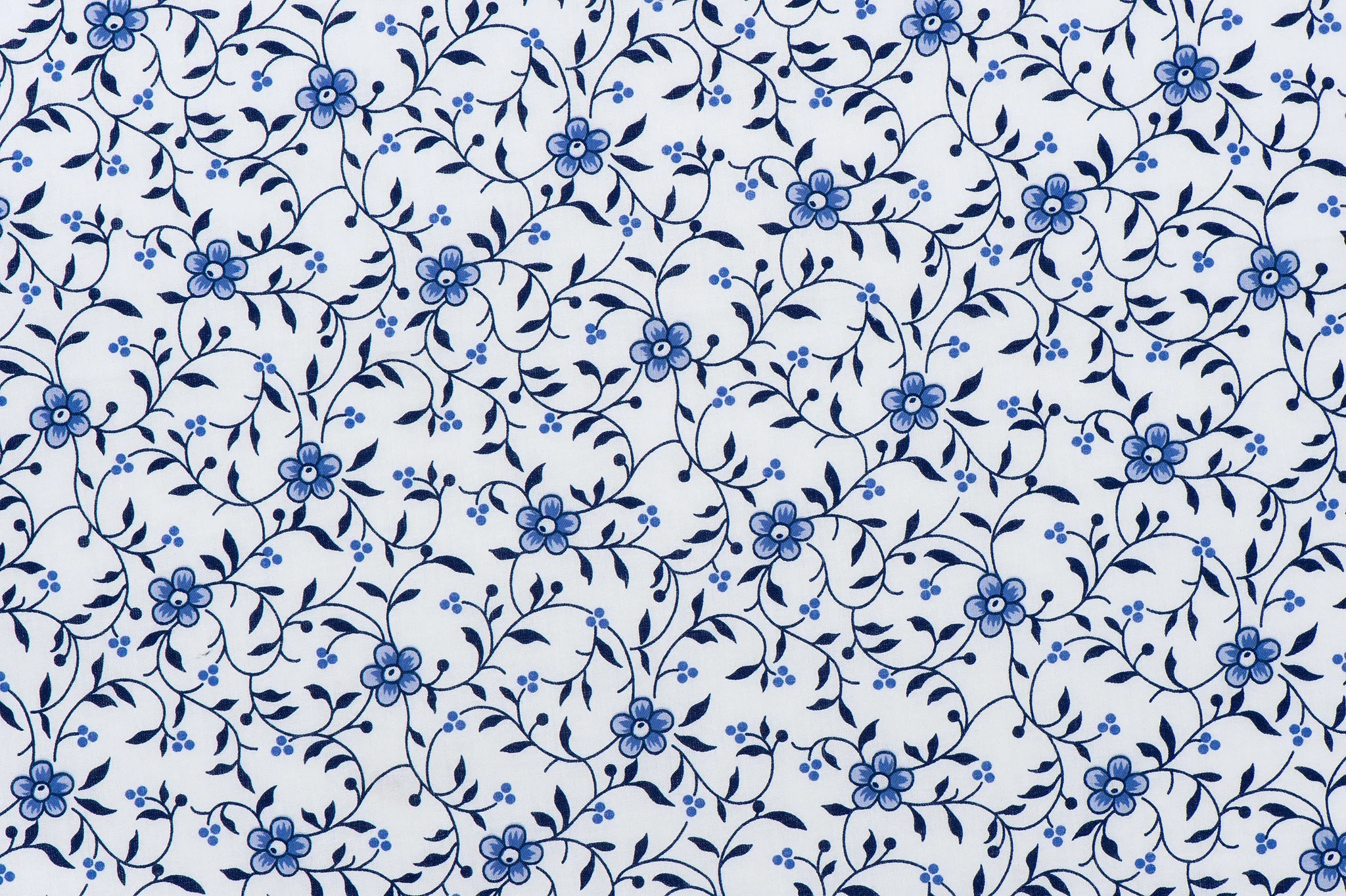 Delftsblauw Katoen 40 – Fijn Bloemenmotief in Blauw & Wit