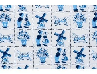 Delftsblauw Katoen 02 – Kusje, Koe & Molen in Tegelpatroon