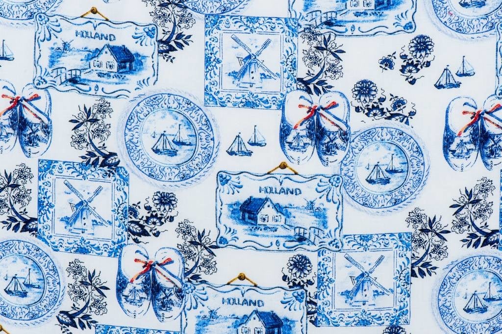 Delftsblauw Katoen – Collageprint met Hollandse Iconen & Klompen
