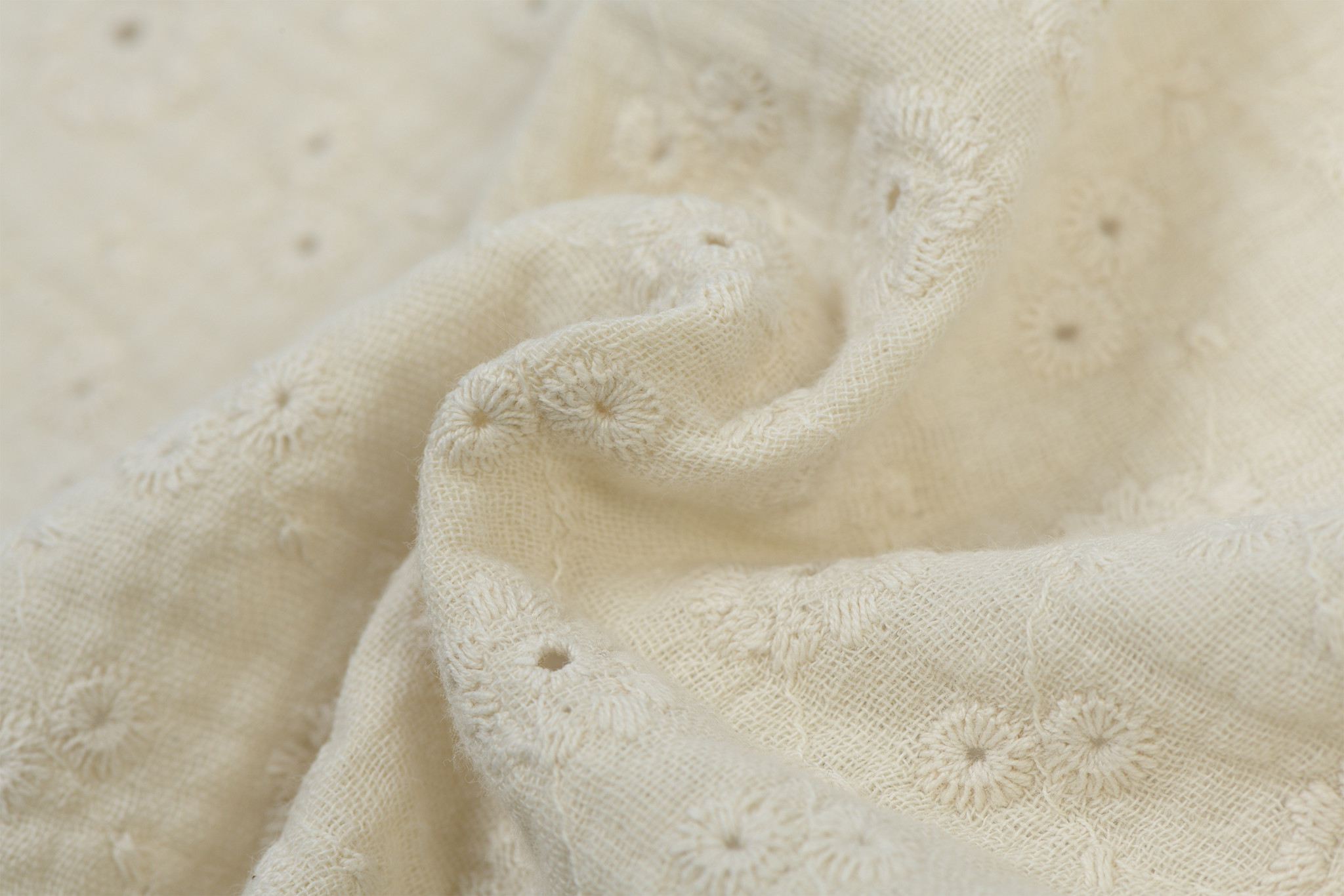 Hydrofiel Stof Embroidery Suzy Ecru – Zacht, Ademend & Oeko-Tex
