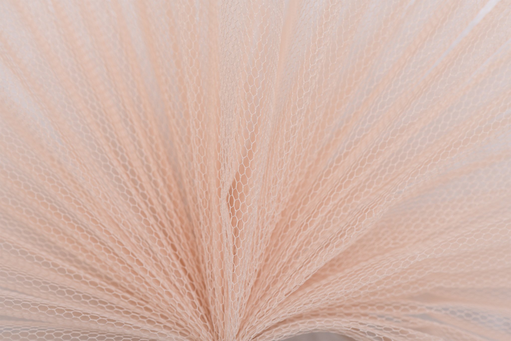 Tule Stof Licht Almond – Stevig, Vormvast & Creatief Toepasbaar