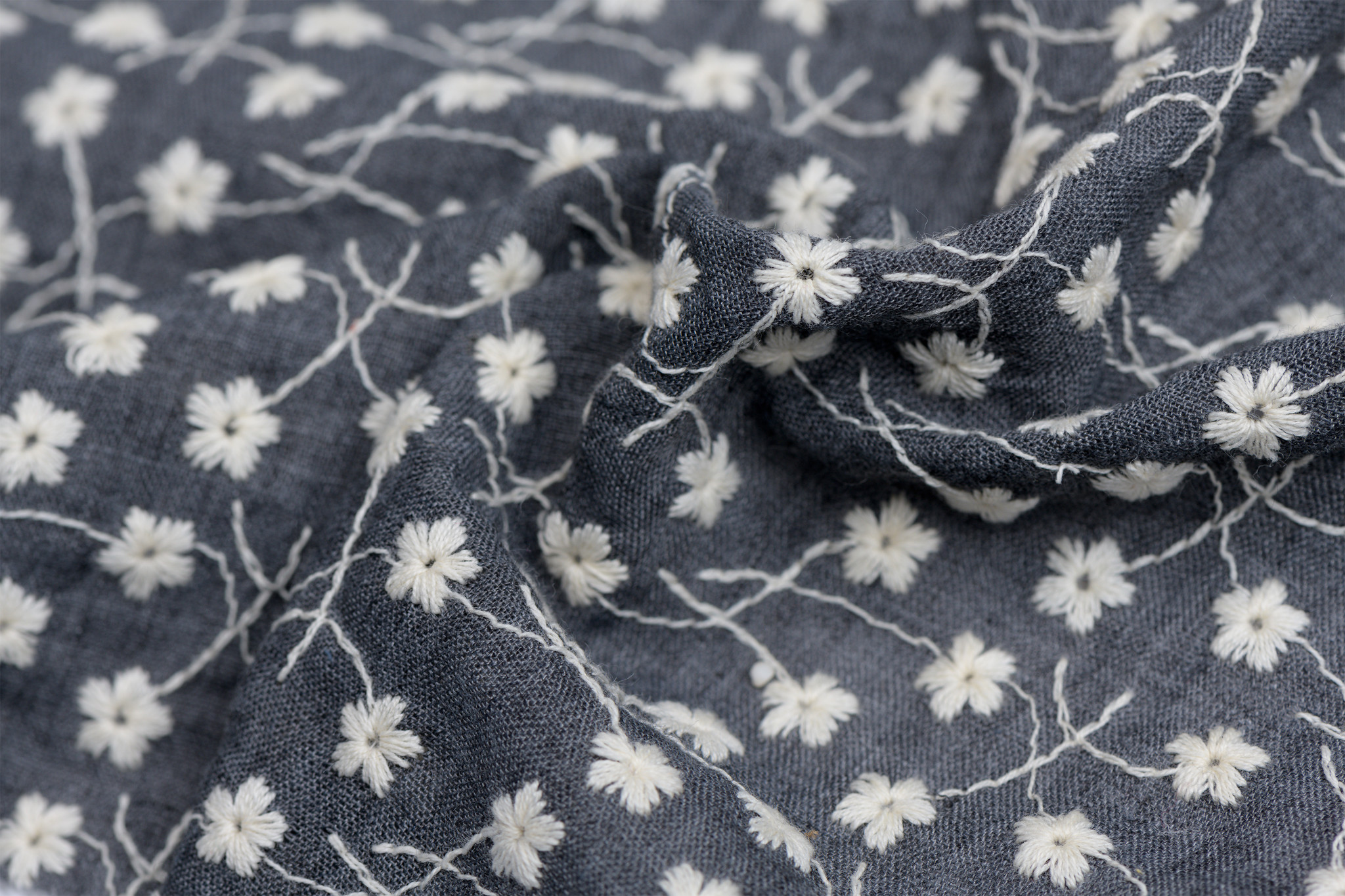 Embroidery katoen voile bloemen zwart