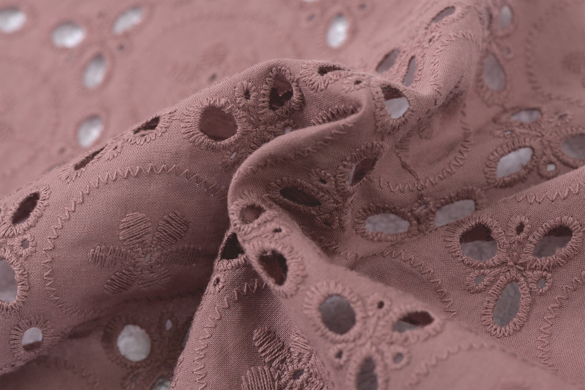 Katoen Voile Stof Geborduurd met Bloemen Oud Roze