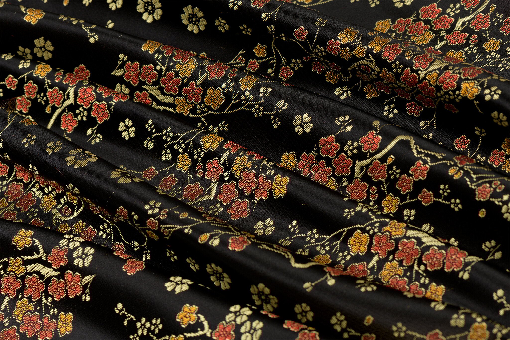 Brokaat Jacquard Stof Daisy Bloemen Zwart – Chic & Elegant