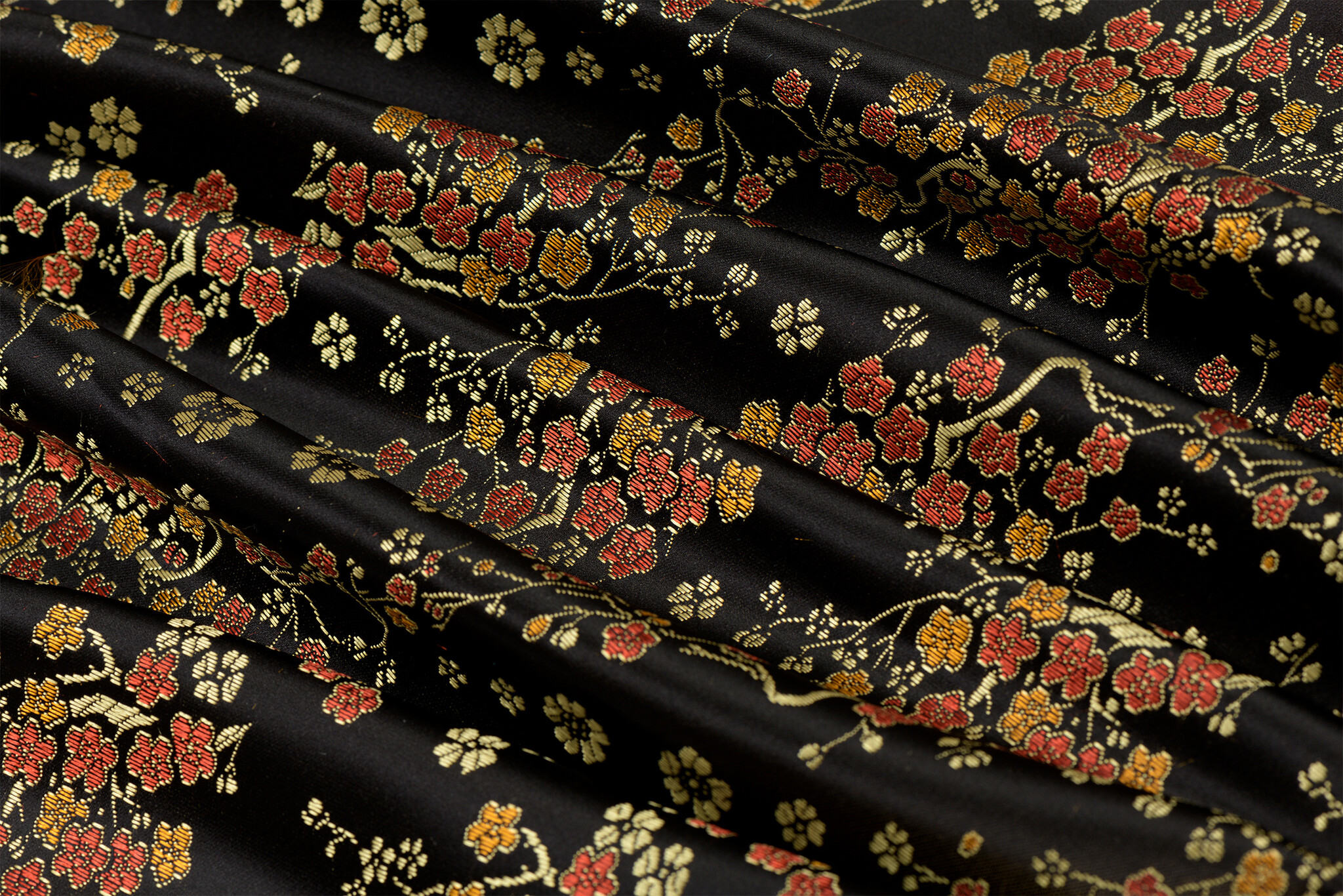 Brokaat Jacquard Stof Daisy Bloemen Zwart – Chic & Elegant