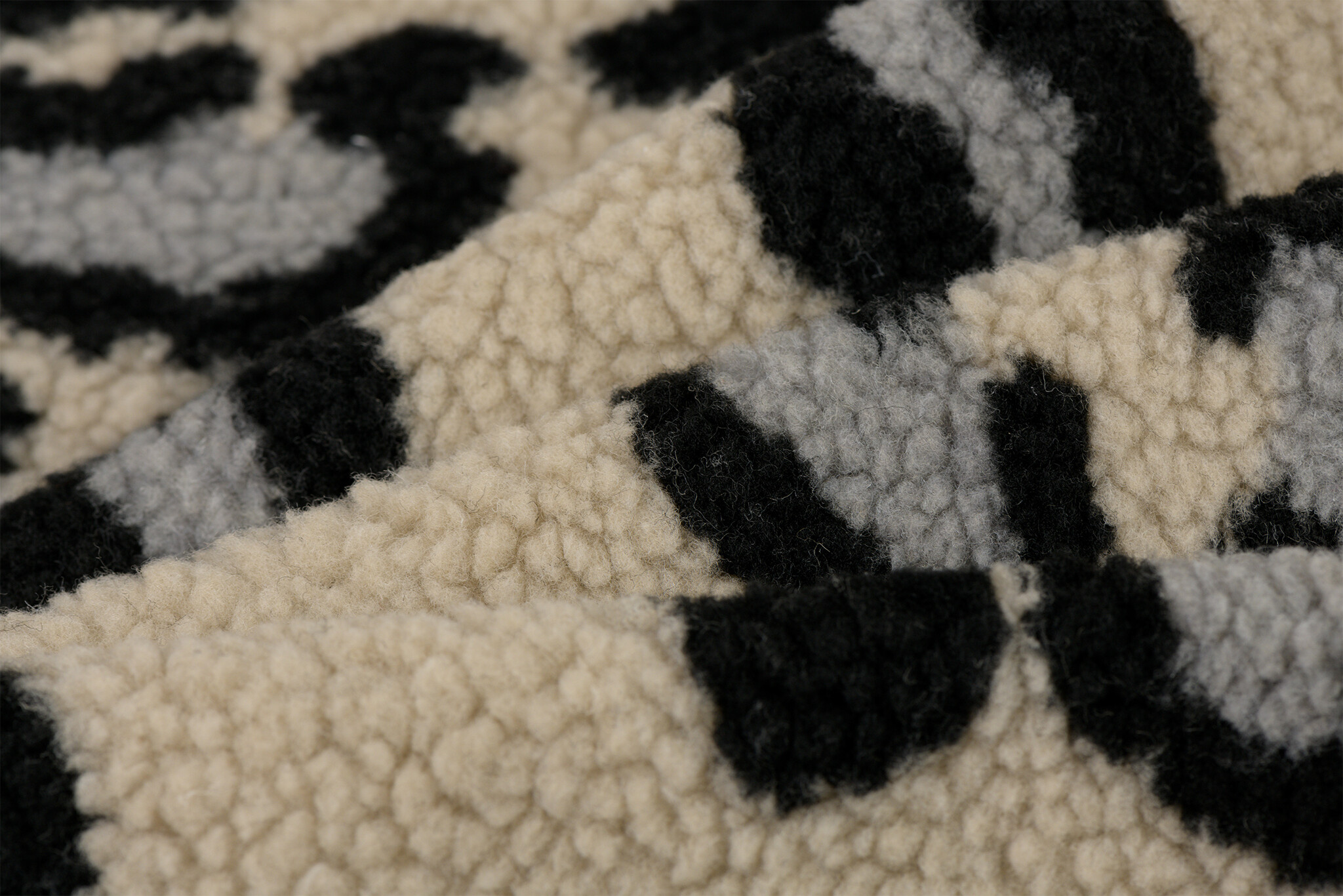Teddy Stof Panterprint Grijs – Zacht, Warm & Trendy