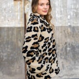 Teddy Stof Panterprint Camel – Zacht, Warm & Trendy