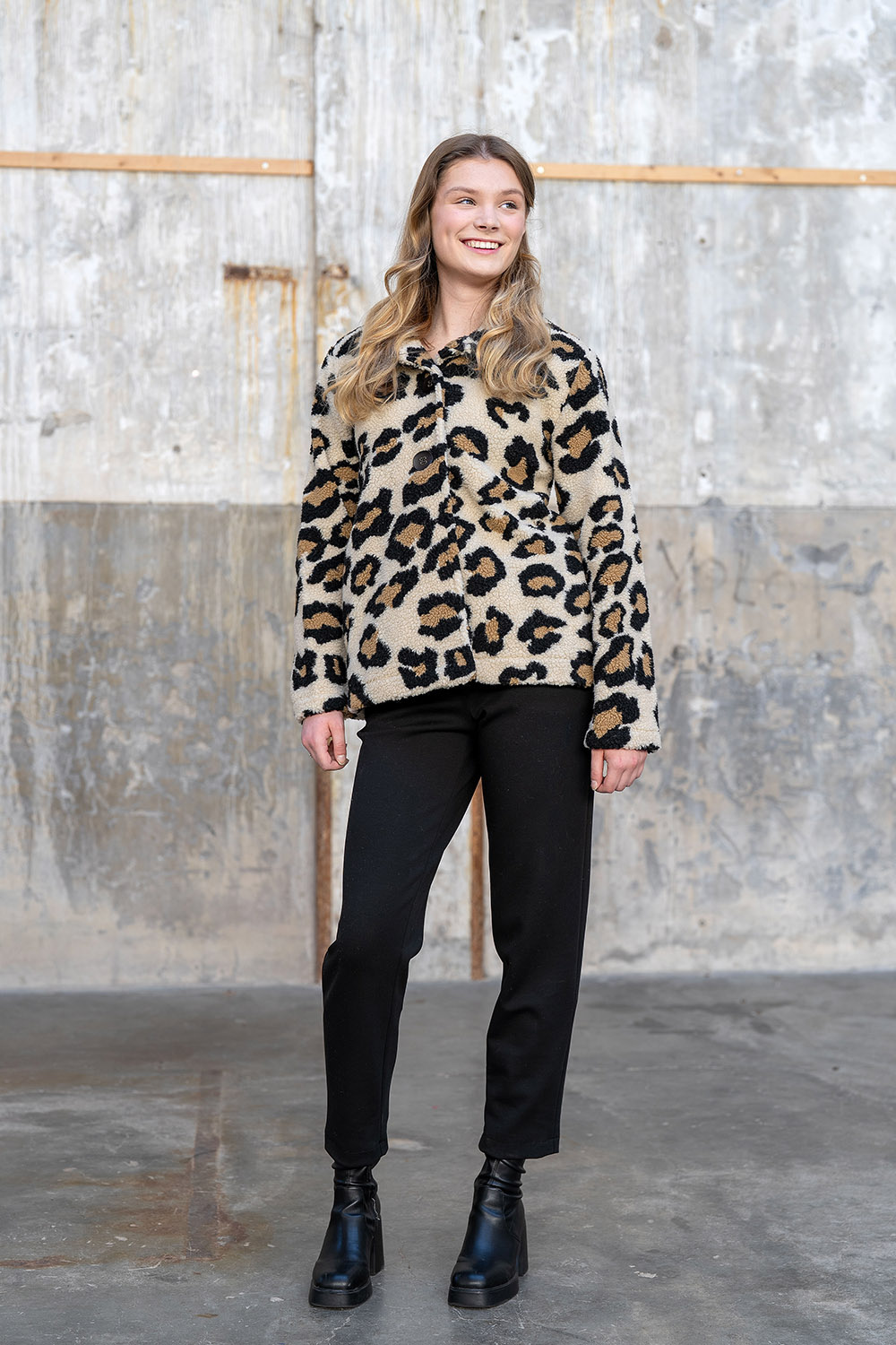 Teddy Stof Panterprint Camel – Zacht, Warm & Trendy