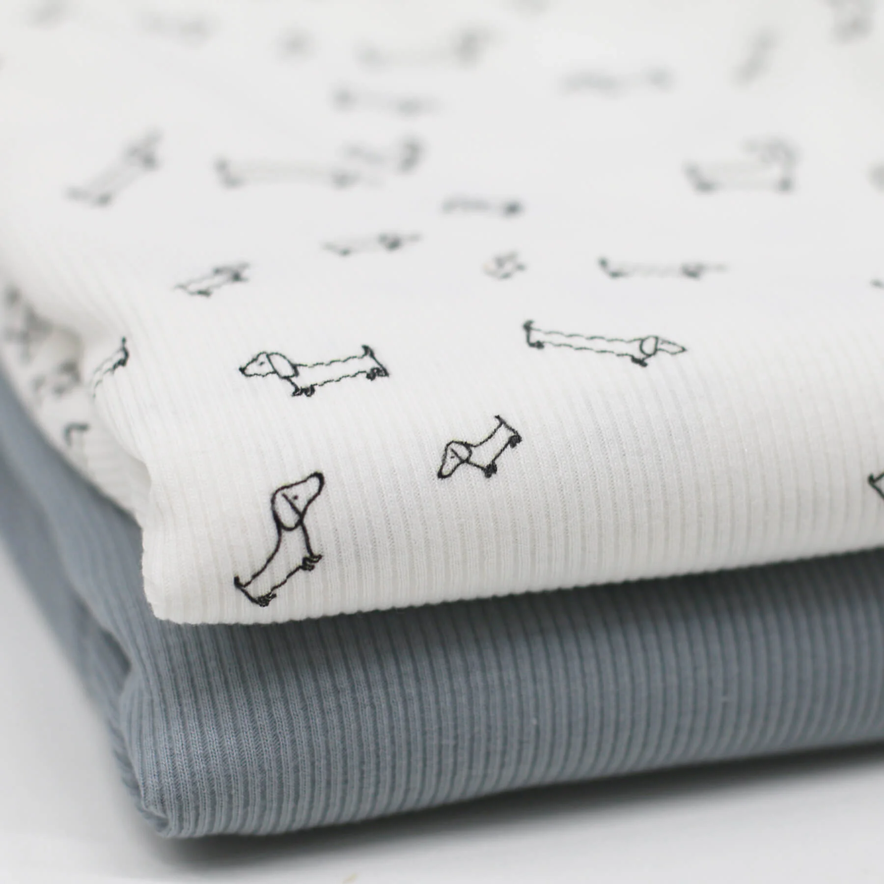 Rib Jersey Stof Onregelmatige Hondjes – Speels & Rekbaar