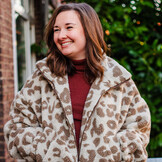 Teddy Stof Panterprint Taupe – Zacht, Warm & Stoer