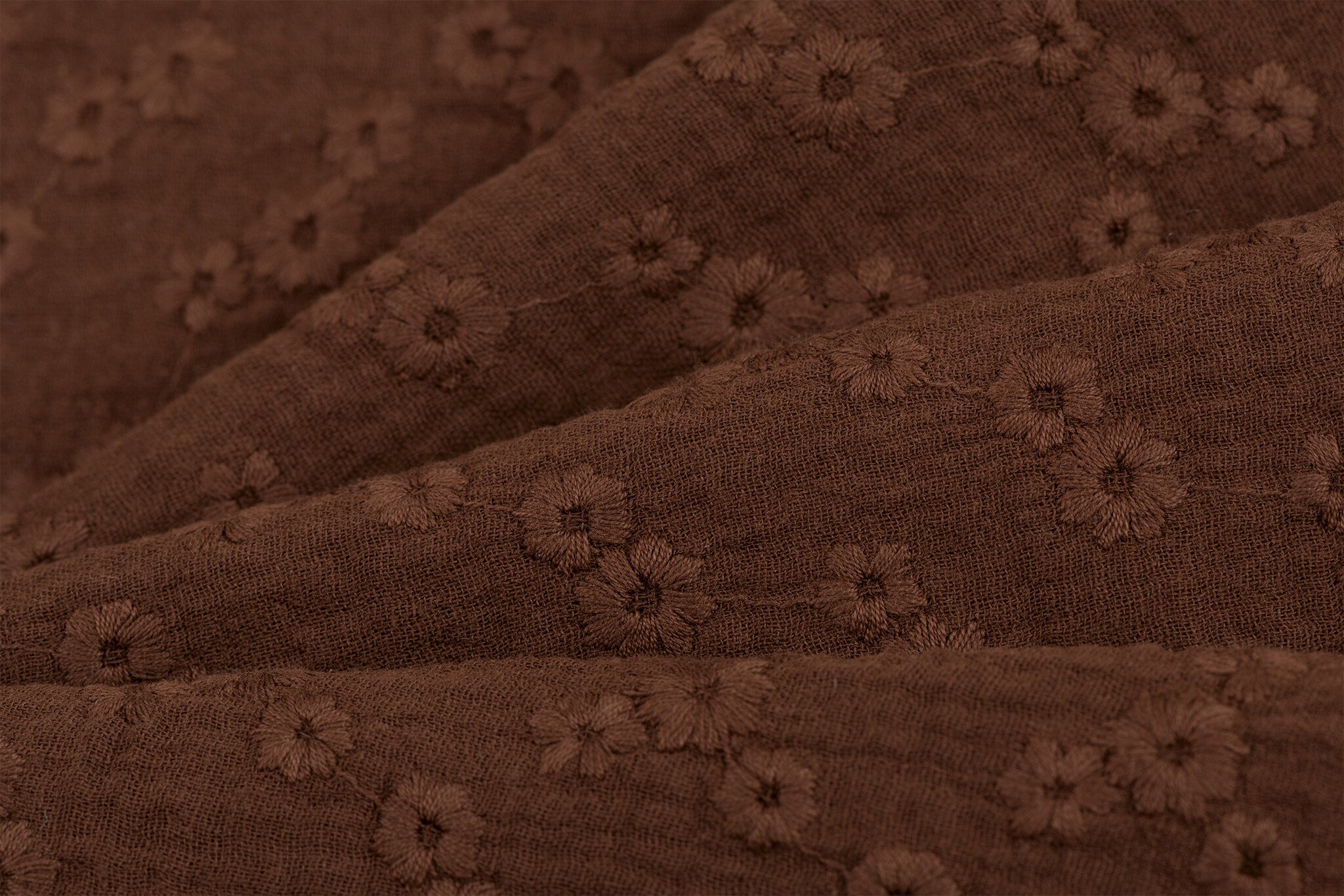 Hydrofiel Stof Embroidery Esmée Chocoladebruin – Zacht & Ademend