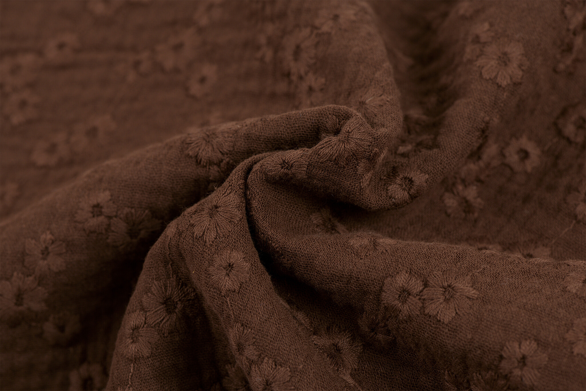 Hydrofiel Stof Embroidery Esmée Chocoladebruin – Zacht & Ademend