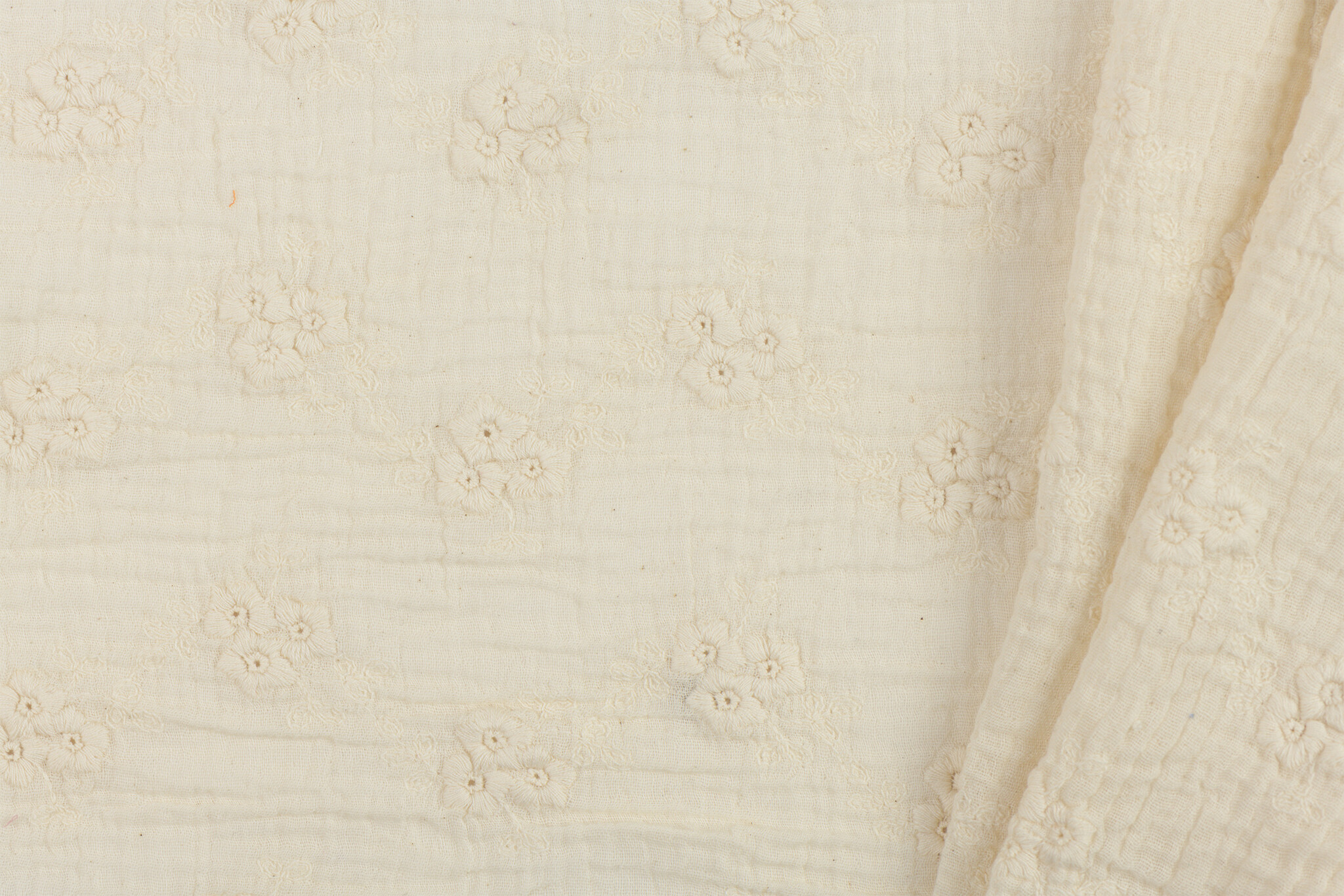 Hydrofiel Stof Embroidery Bloemen Naturel – Zacht & Ademend