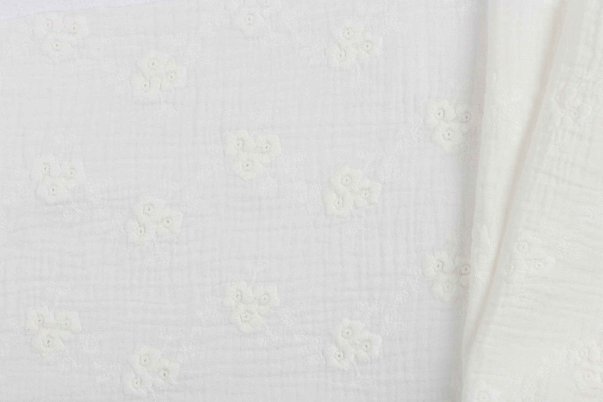 Hydrofiel Stof Embroidery Bloemen Wit – Zacht & Ademend