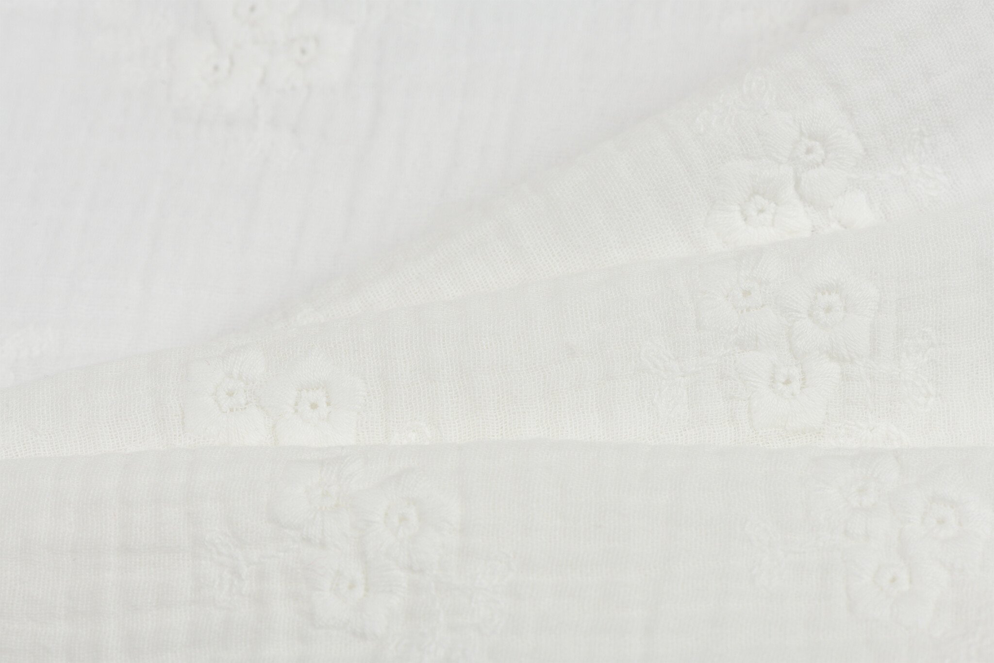 Hydrofiel Stof Embroidery Bloemen Wit – Zacht & Ademend