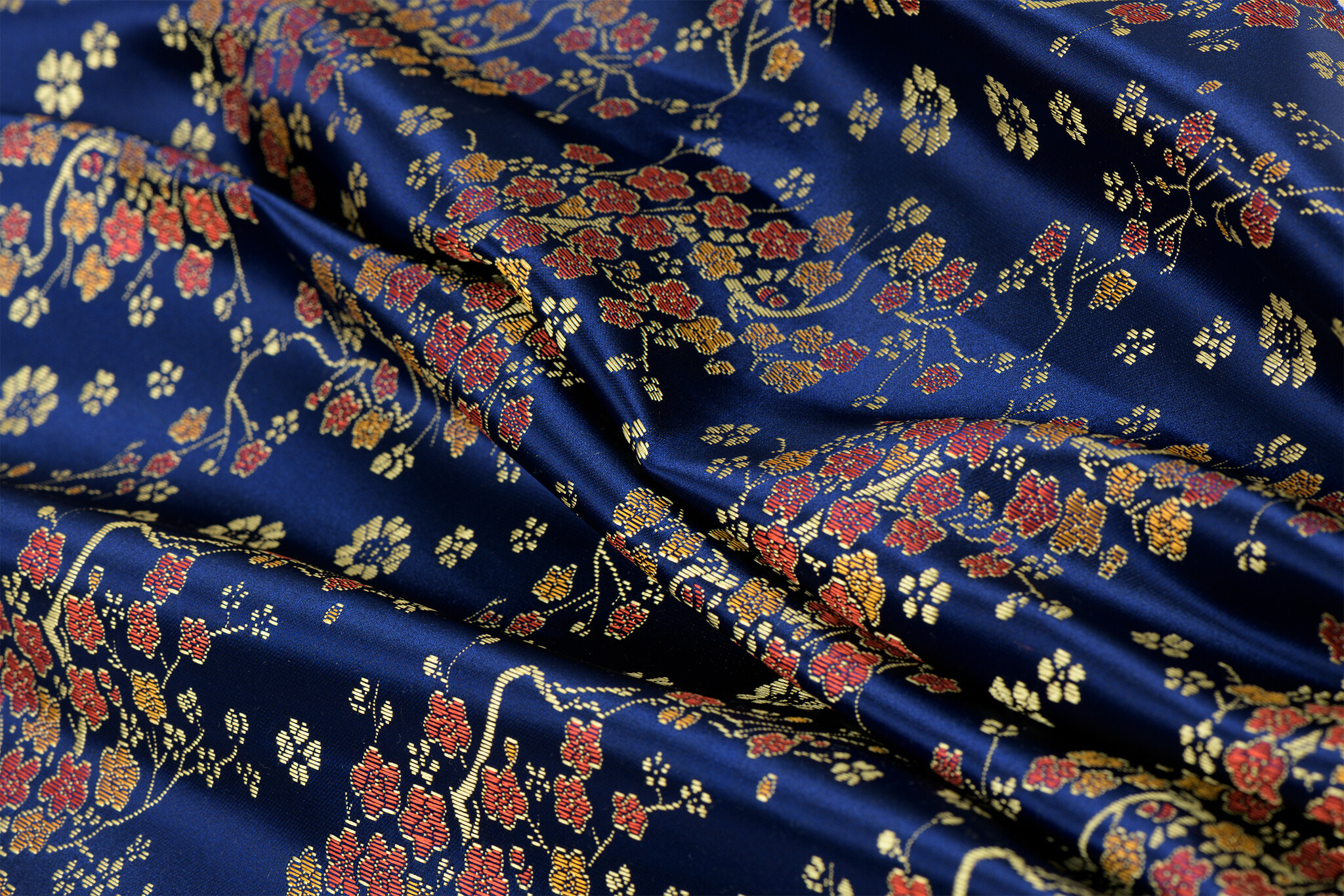 Brokaat Jacquard Stof Daisy Bloemen Donkerblauw – Chic & Elegant