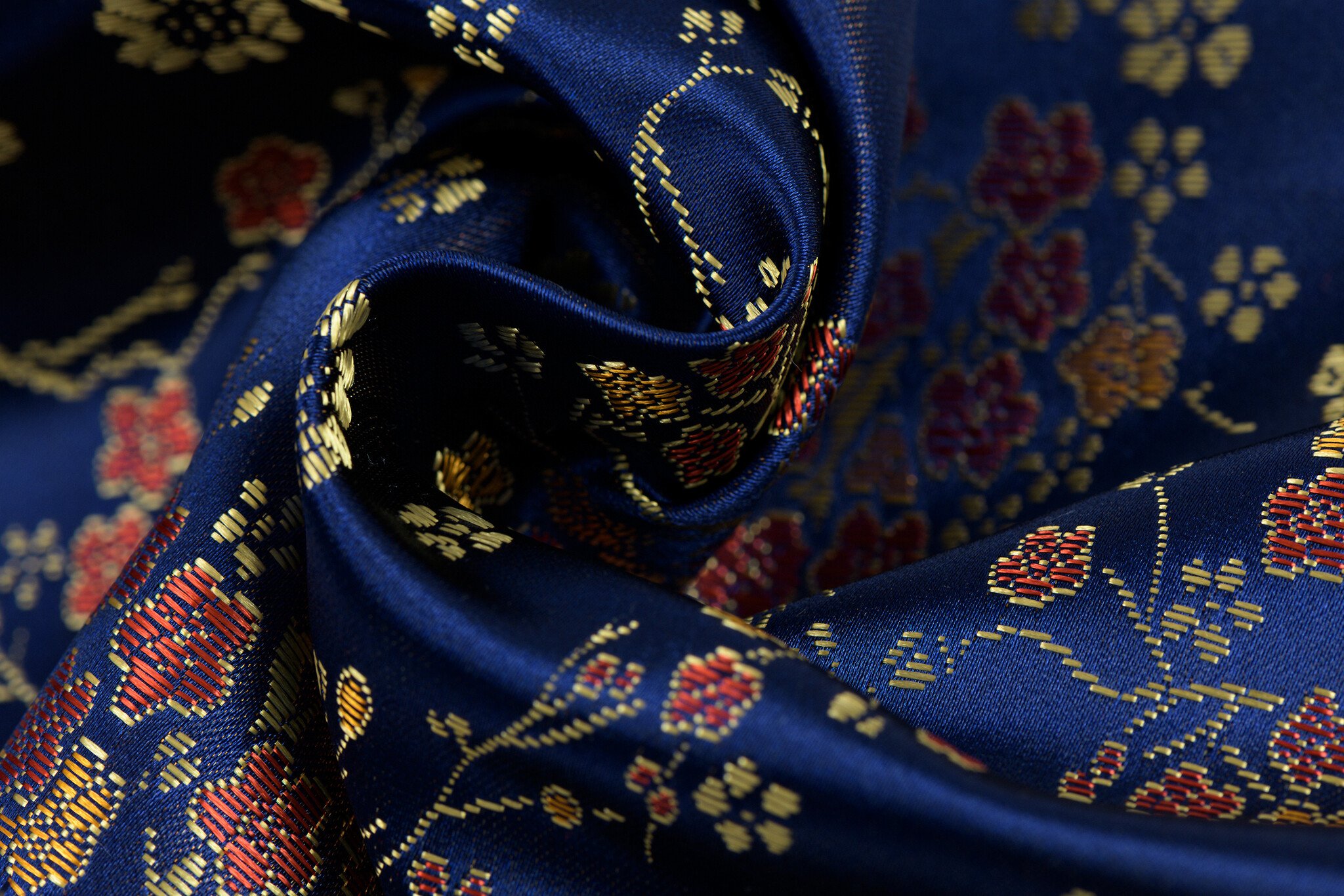 Brokaat Jacquard Stof Daisy Bloemen Donkerblauw – Chic & Elegant