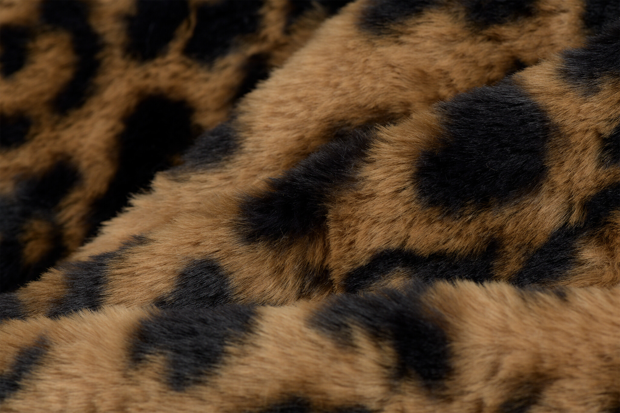 Faux Fur Stof Luipaard Karamel / Zwart – Zacht, Warm & Stijlvol