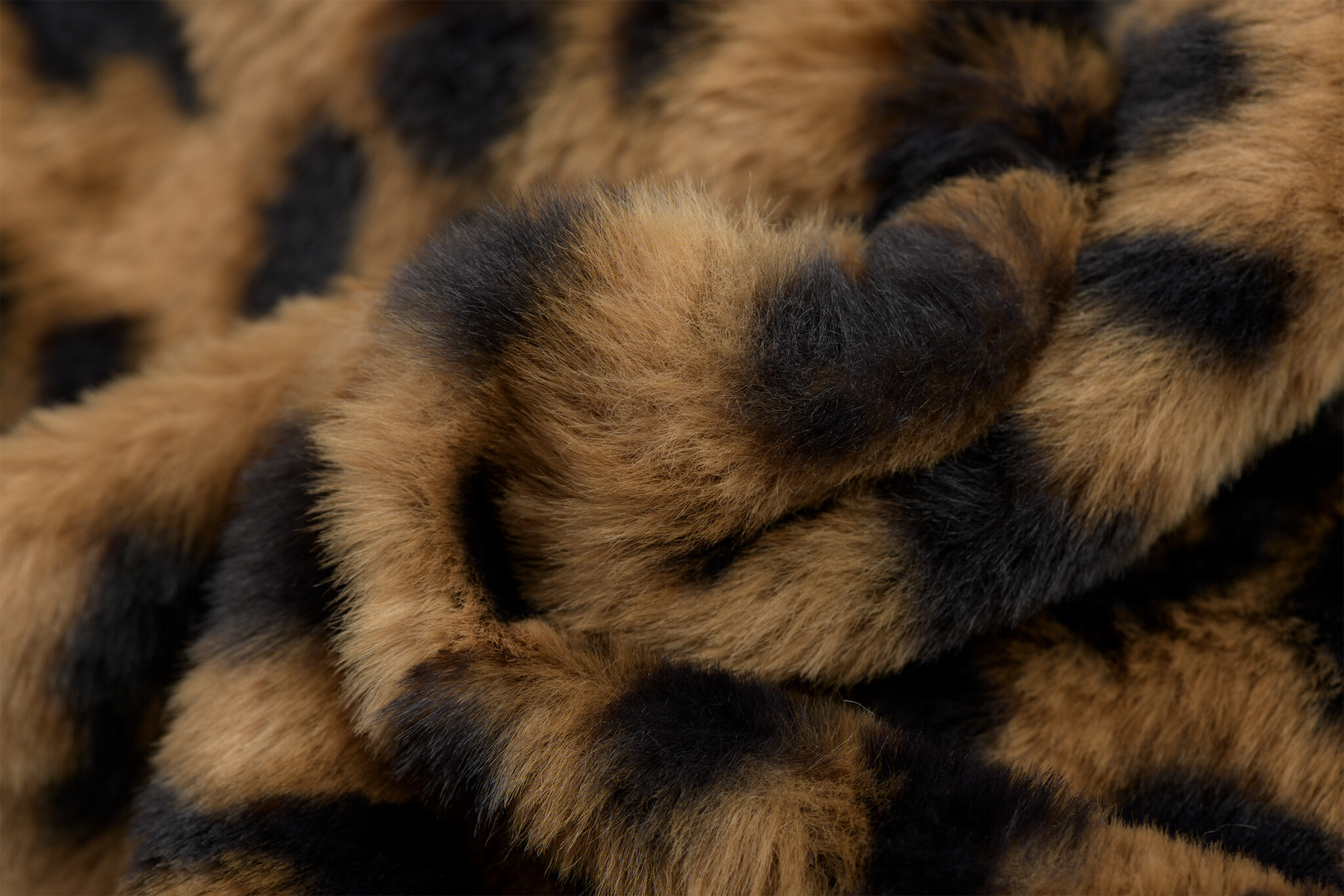 Faux Fur Stof Luipaard Karamel / Zwart – Zacht, Warm & Stijlvol