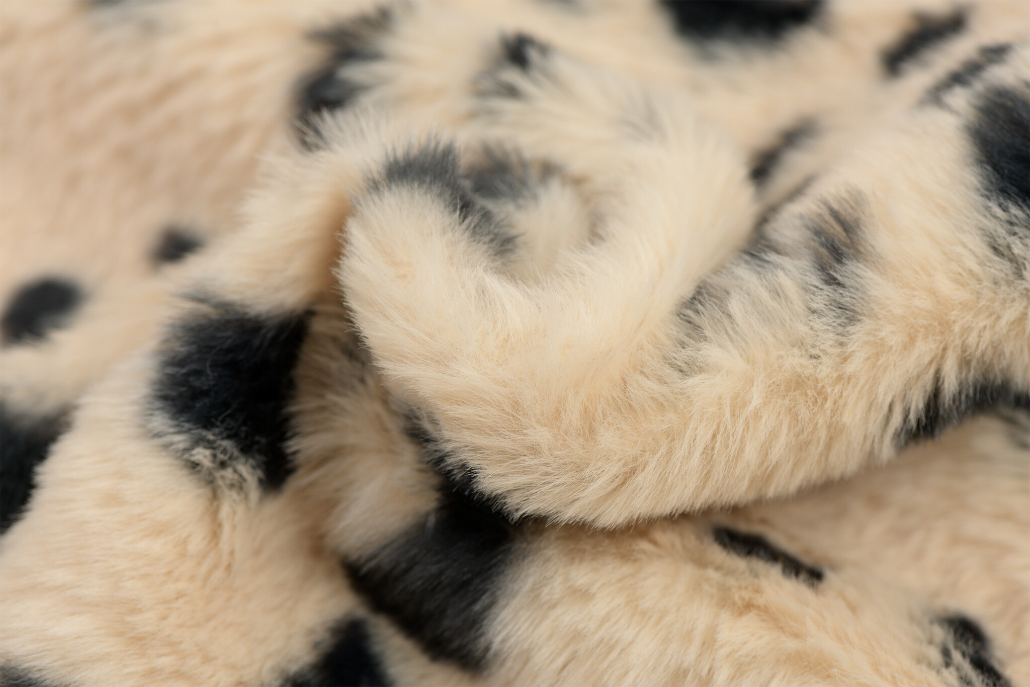 Faux Fur Stof Serval Lin / Zwart – Zacht, Warm & Stijlvol