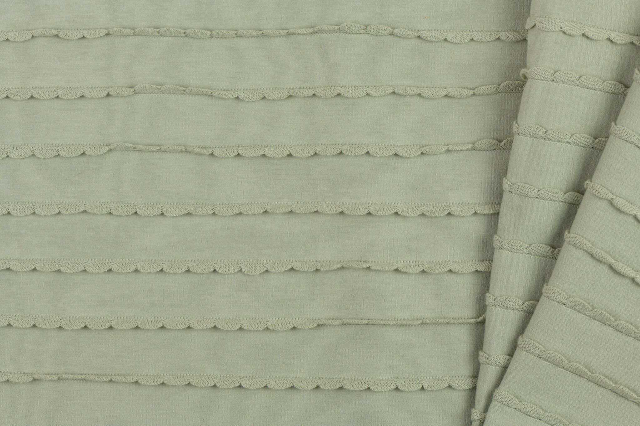 Jersey Katoen Ruffles – Salie Groen – Zacht, Rekbaar & Speels