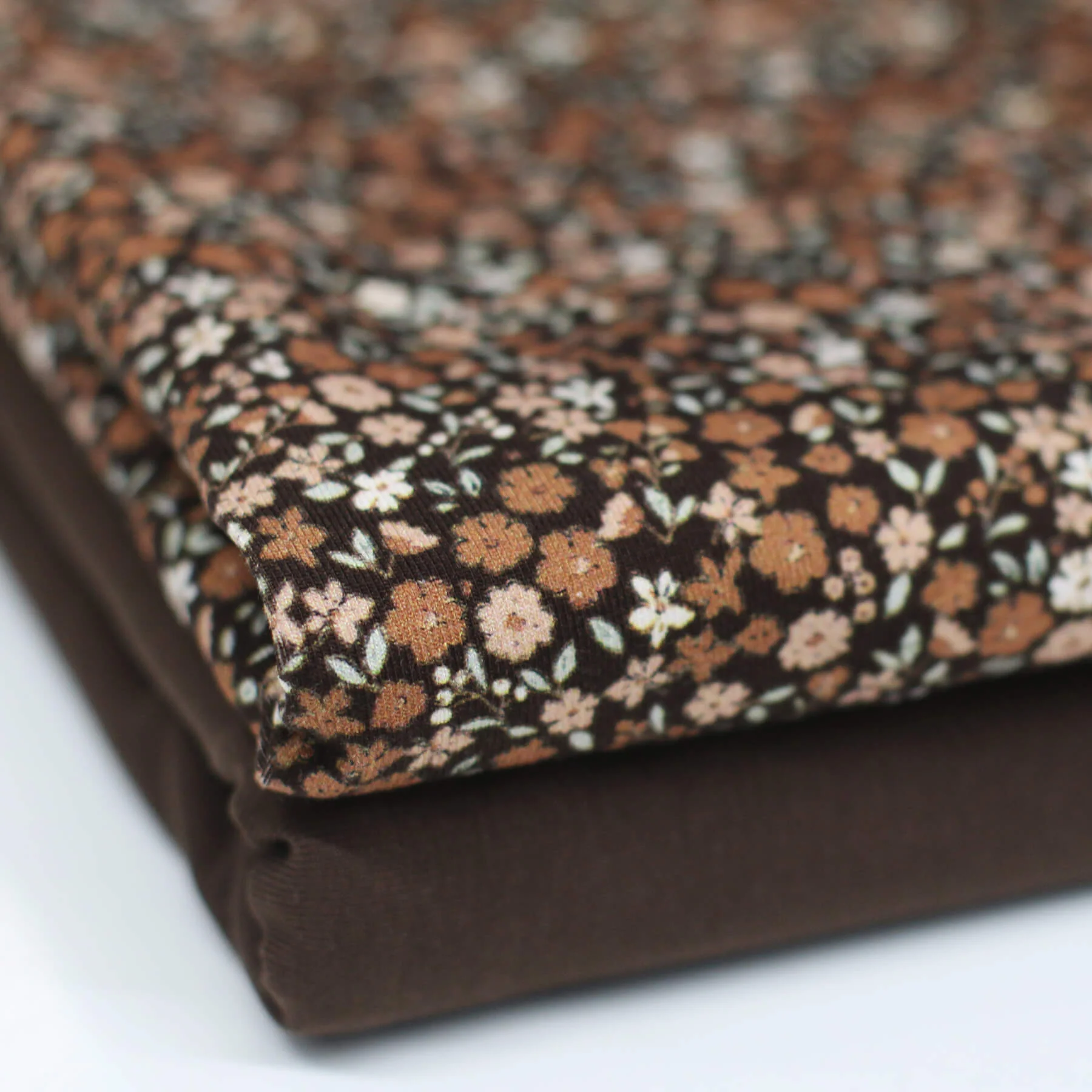 Jersey Katoen Mooie Bloem Bruin – Zacht, Rekbaar & Elegant