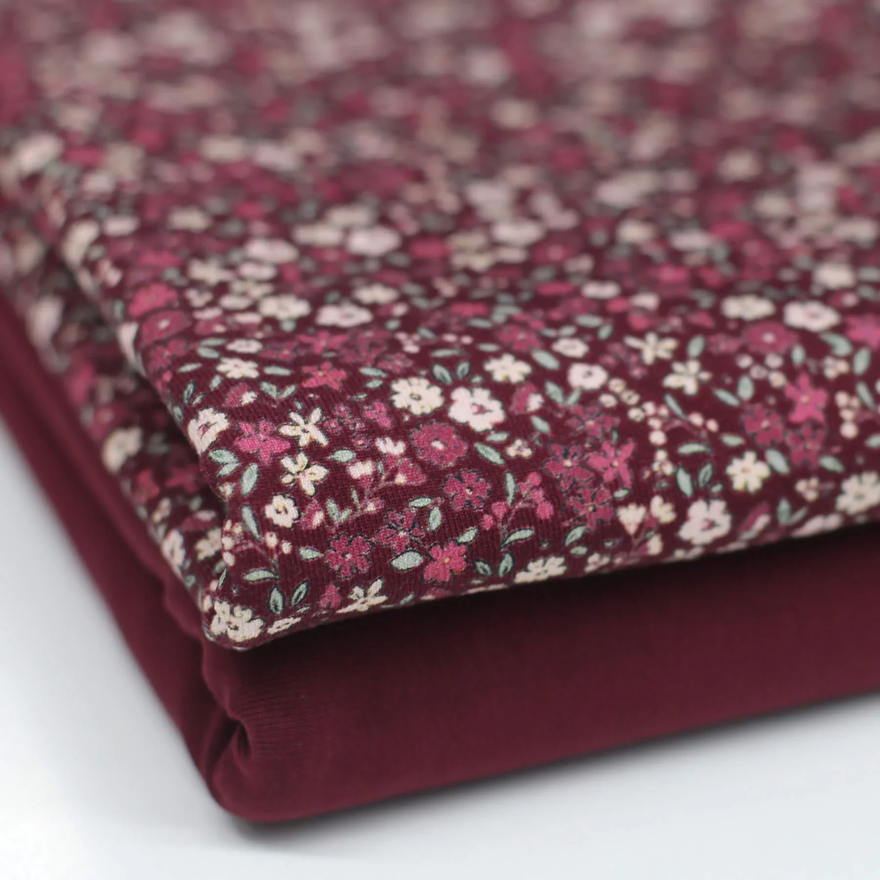 Jersey Katoen Mooie Bloem Bordeaux – Zacht, Rekbaar & Elegant