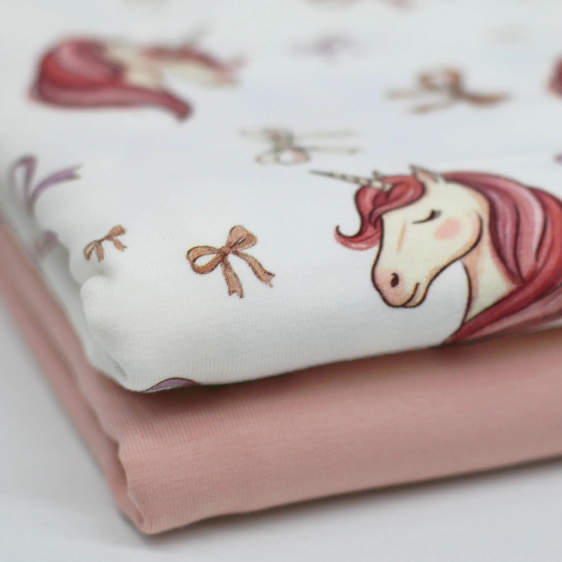 Jersey Katoen Digitale Print – Eenhoorn met Strikjes Ecru