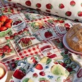 Gobelin Stof Aardbeien Jam – Warm & Landelijk