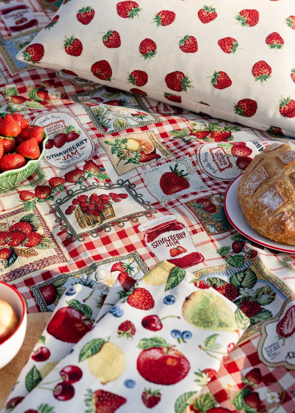 Gobelin Stof Aardbeien Jam – Warm & Landelijk