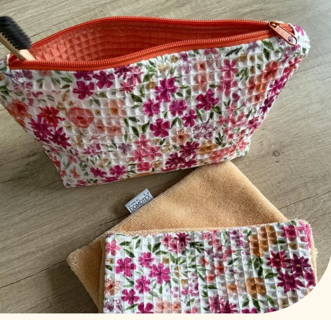 Wafelkatoen Piqué Stof - Gebroken Wit met Roze Bloemen