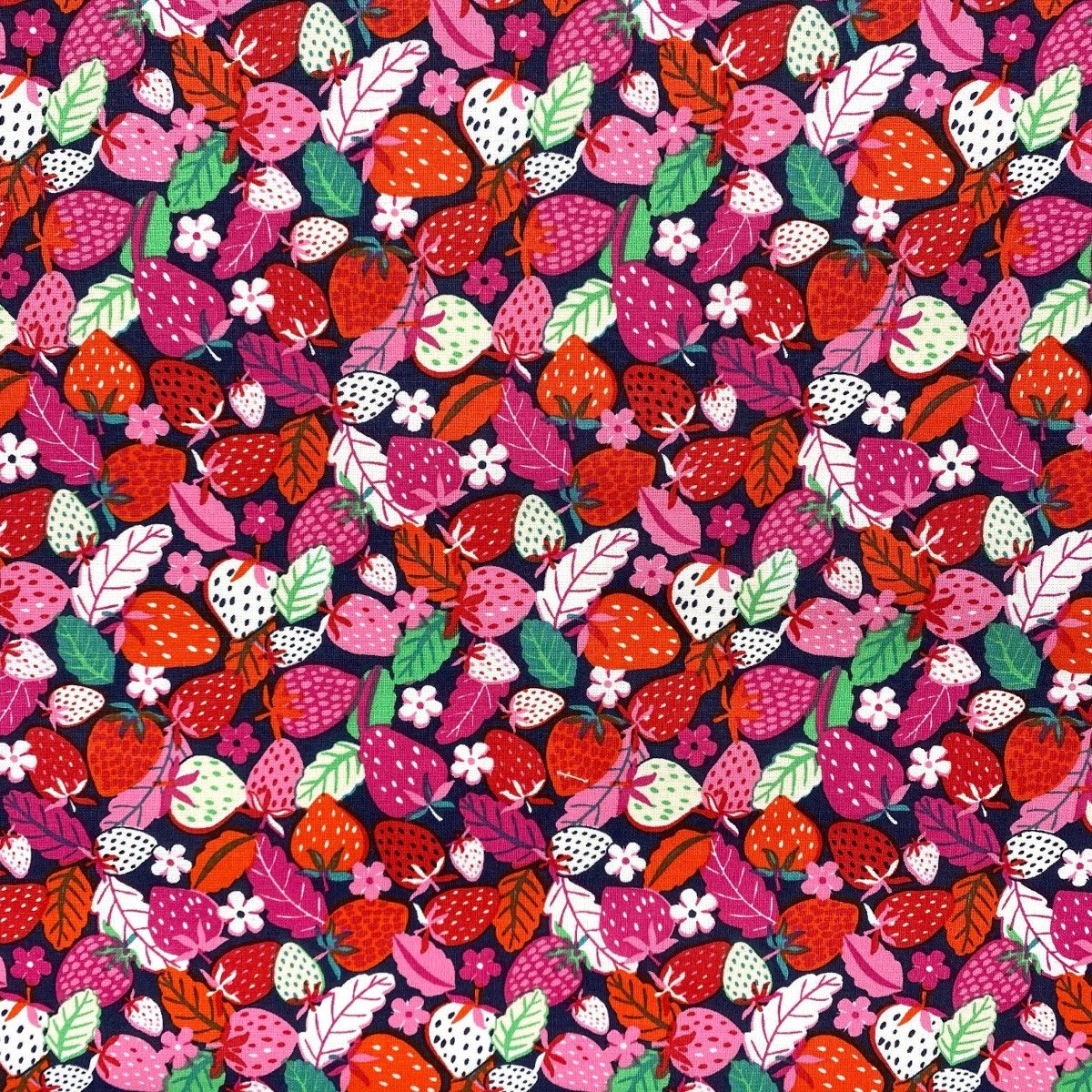 Katoen Stof Aardbeien Donkerblauw – Speels & Kleurrijk
