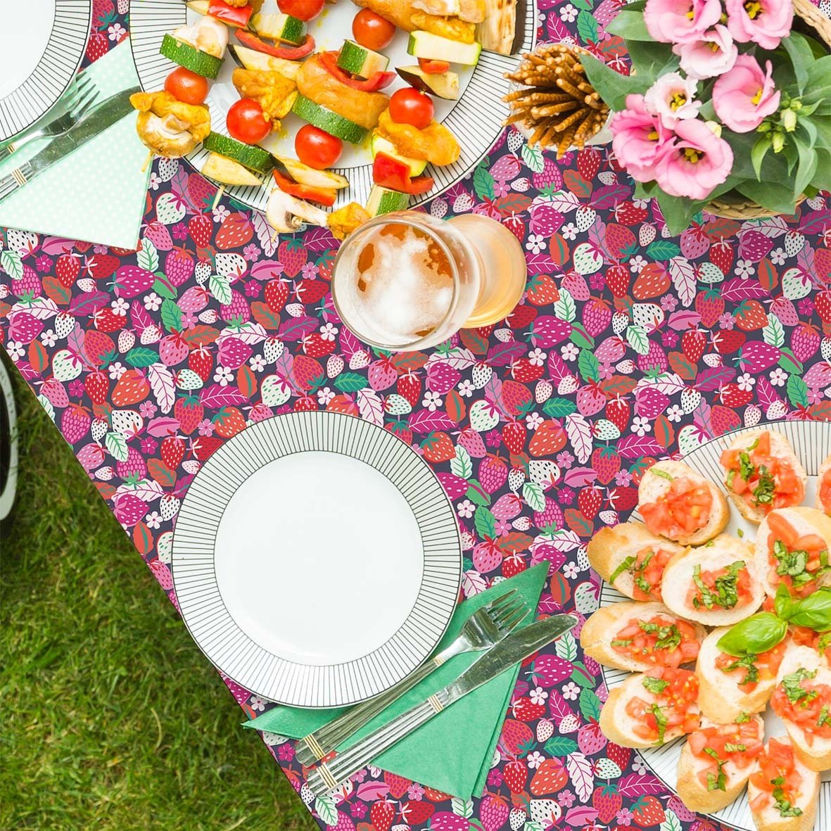 Katoen Stof Aardbeien Donkerblauw – Speels & Kleurrijk