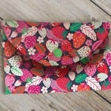 Katoen Stof Aardbeien Donkerblauw – Speels & Kleurrijk