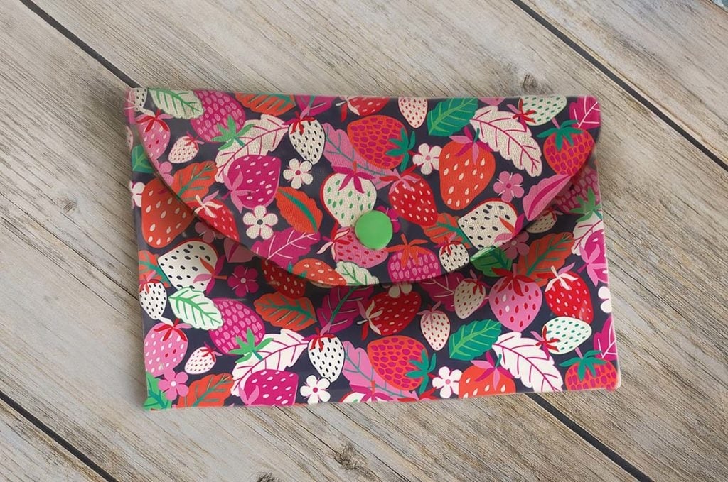 Katoen Stof Aardbeien Donkerblauw – Speels & Kleurrijk