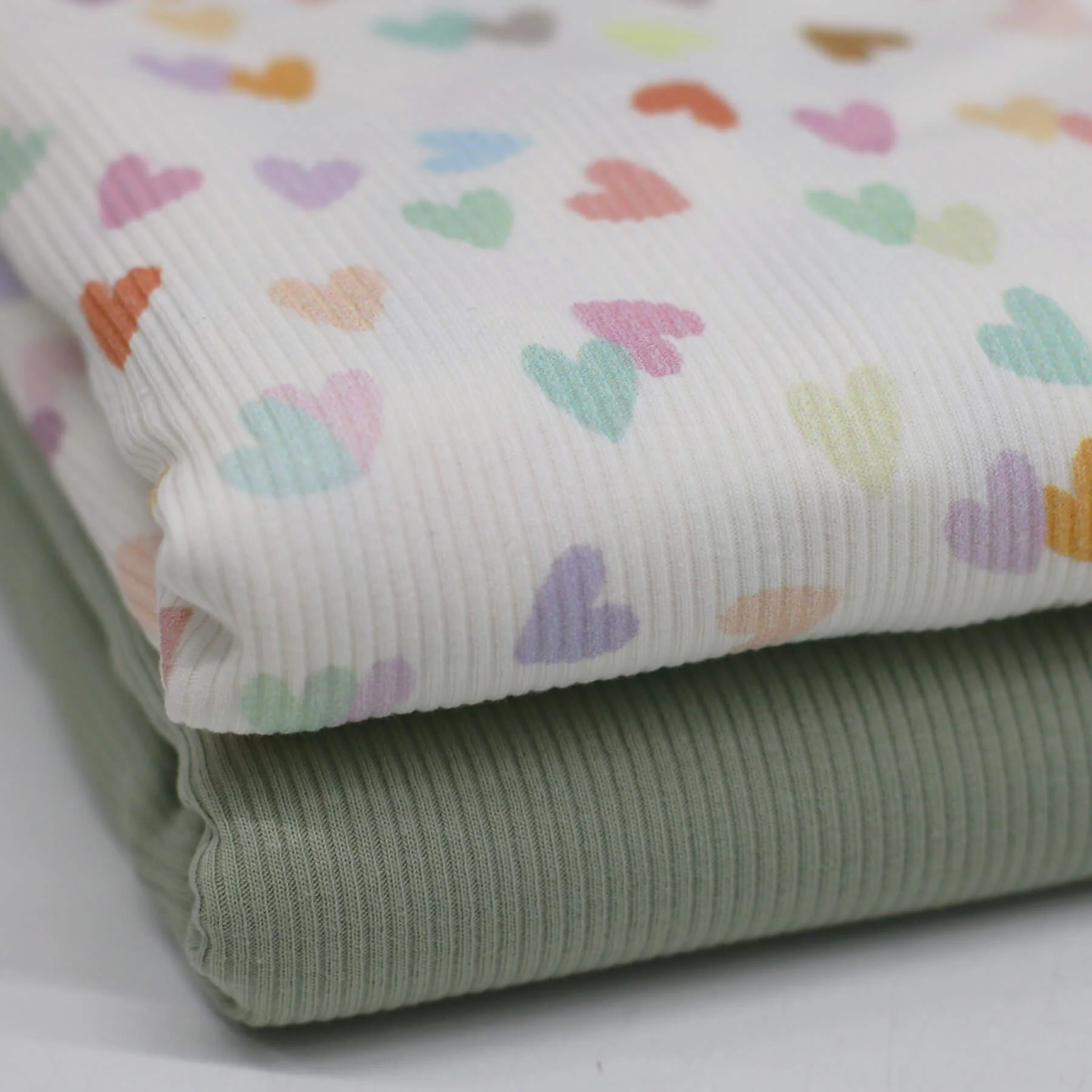 Rib Jersey Stof Veelkleurige Hartjes – Lief & Speels