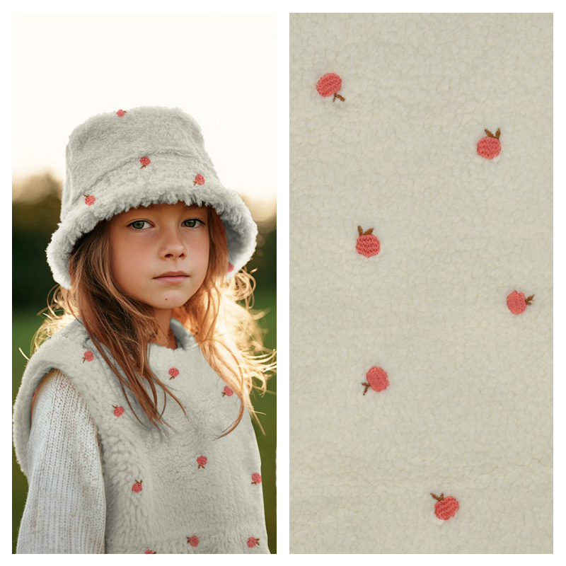 Teddy Stof Embroidery Perzikjes Ecru – Zacht, Warm & Schattig