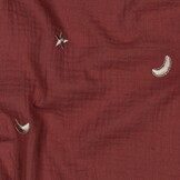 Hydrofiel Stof Dusty Rood Embroidery Maan & Sterren – Double Gauze