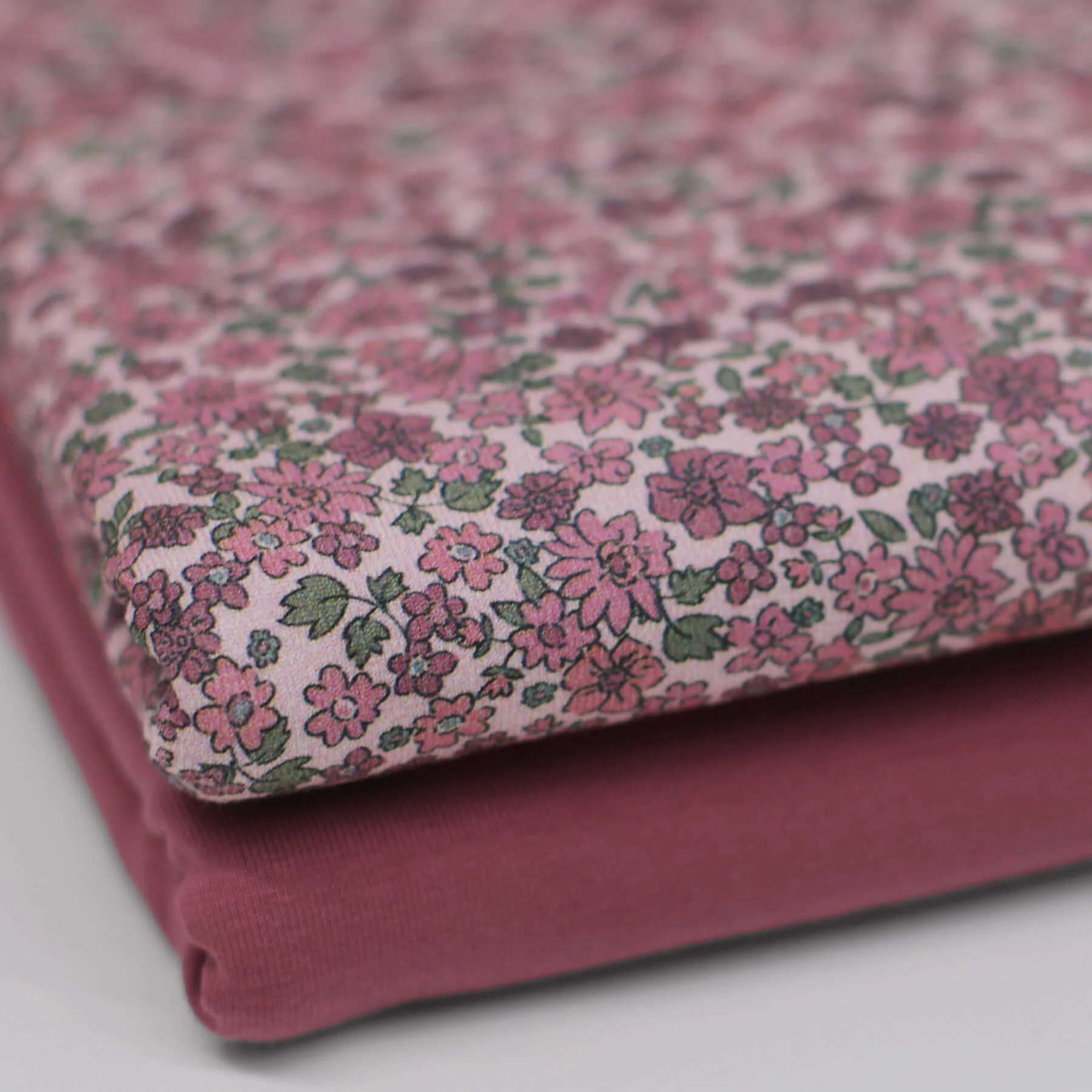 Jersey Katoen Kleine Bloemen Framboos – Zacht & Lief