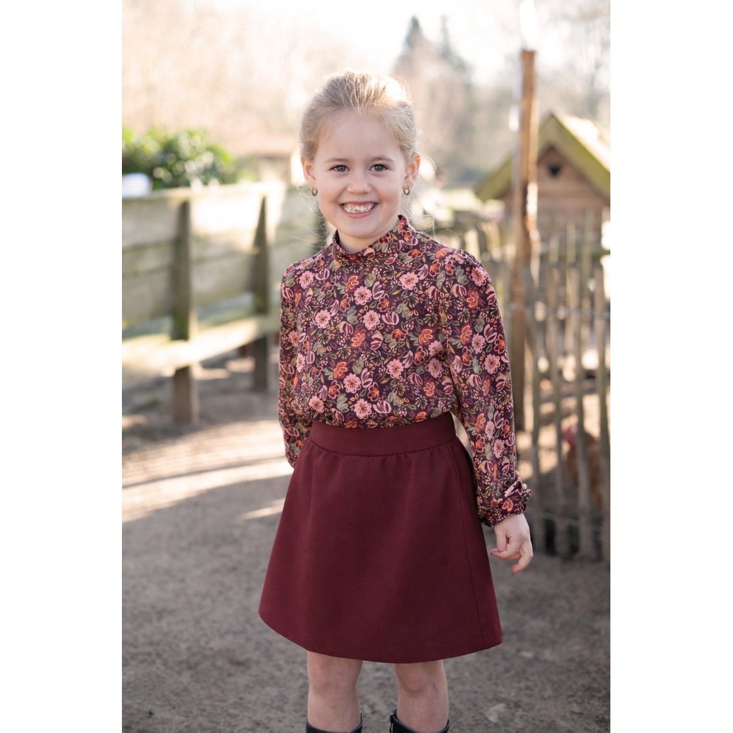 Jersey Katoen Bloemen Bordeauxrood – Zacht, Rekbaar & Ademend