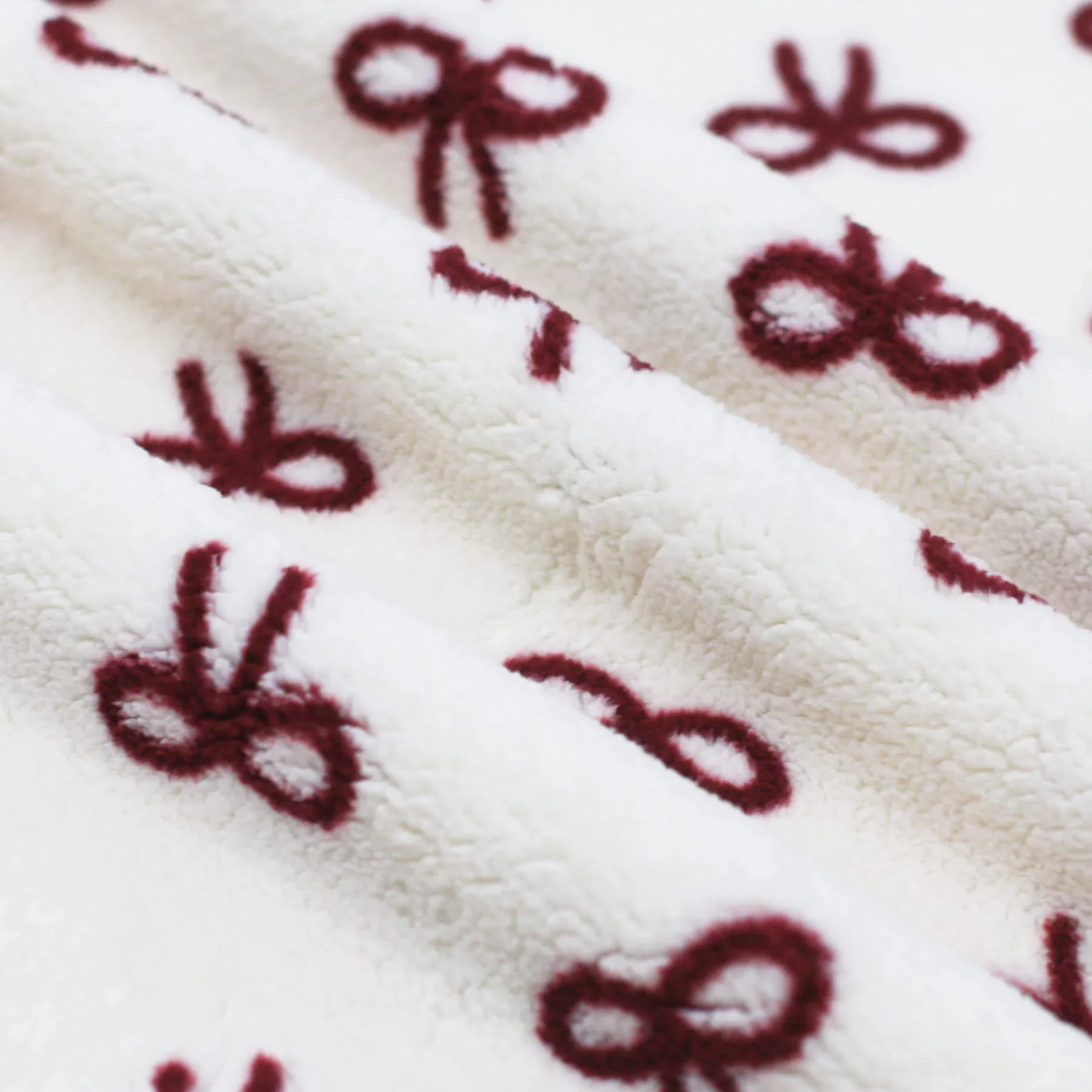 Teddy Stof Naturel met Bordeaux Strik – Zacht & Schattig