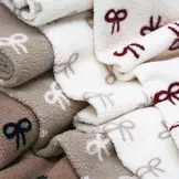 Teddy Stof Naturel met Bordeaux Strik – Zacht & Schattig
