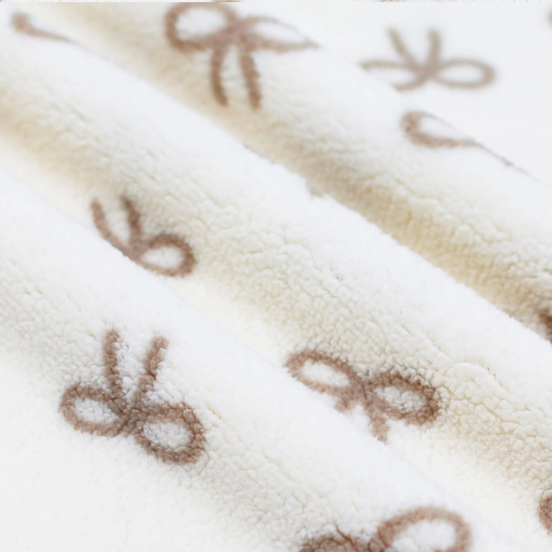 Teddy Stof Naturel met Beige Strik – Zacht & Schattig