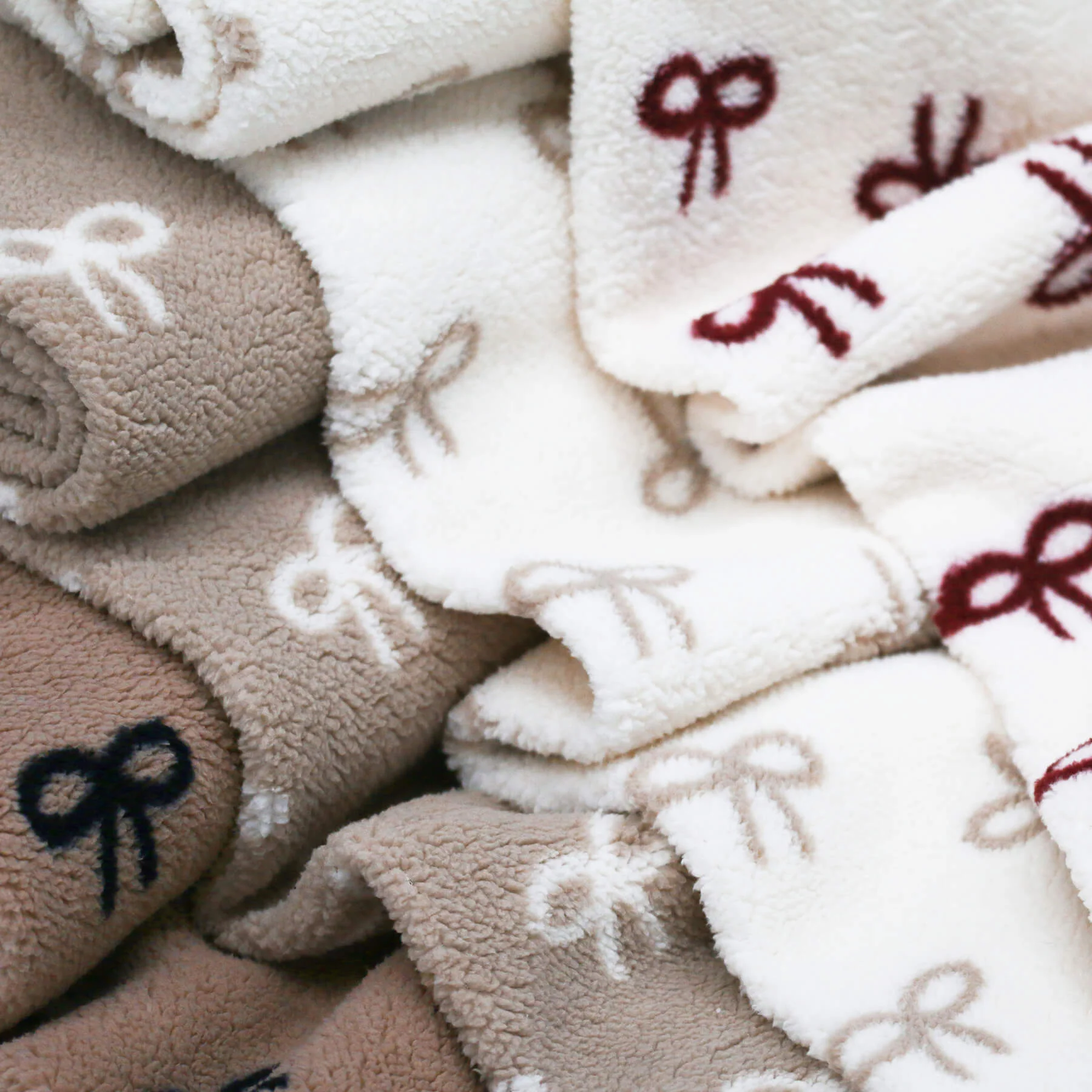 Teddy Stof Donker Beige met Naturel Strik – Zacht & Schattig