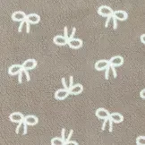 Teddy Stof Donker Beige met Naturel Strik – Zacht & Schattig